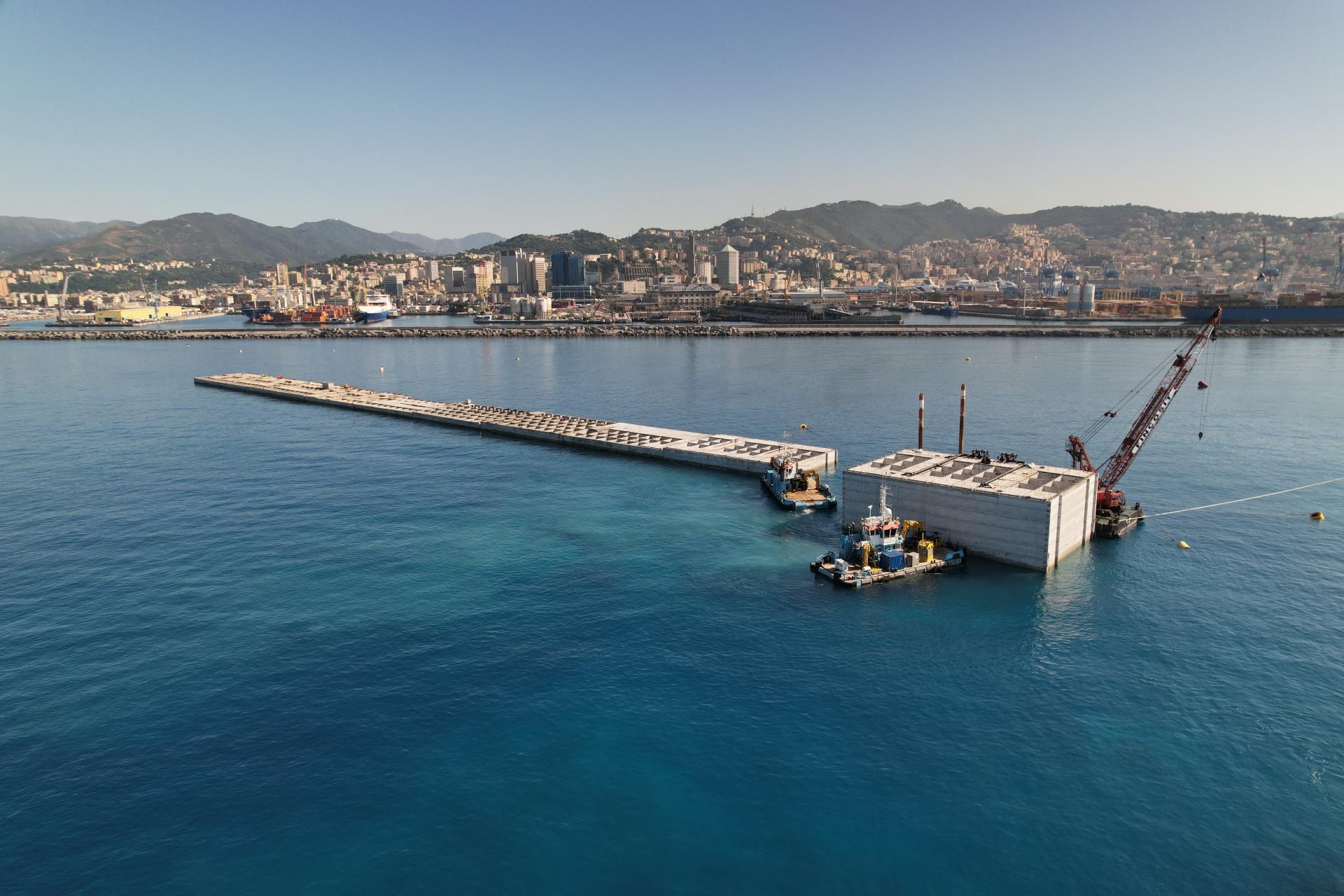 Nuova Diga Foranea di Genova, affondamento decimo cassone, Italia | Webuild